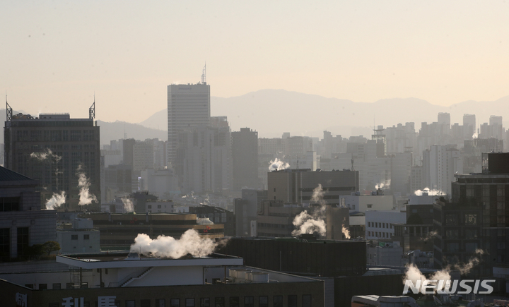 [서울=뉴시스] 김명원 기자 = 전국 대부분 지역에 큰 폭으로 기온이 내려가면서 한파경보가 발효된 지난달 30일 오전 서울 종로구 도심 건물에서 난방으로 인한 수증기가 올라오고 있다. 2022.11.30. kmx1105@newsis.com