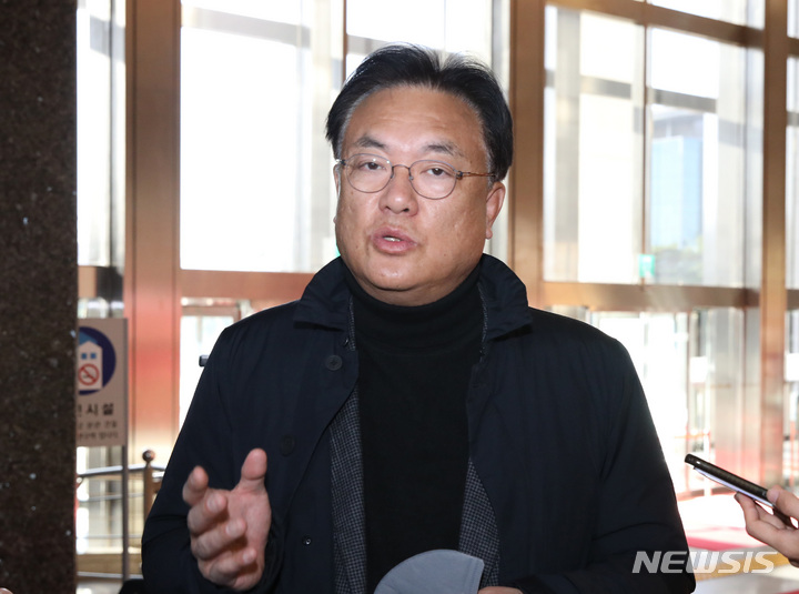 [서울=뉴시스] 전진환 기자 = 정진석 국민의힘 비상대책위원장이 30일 오전 서울 여의도 국회에서 기자들의 질문에 답하고 있다. 2022.11.30. amin2@newsis.com