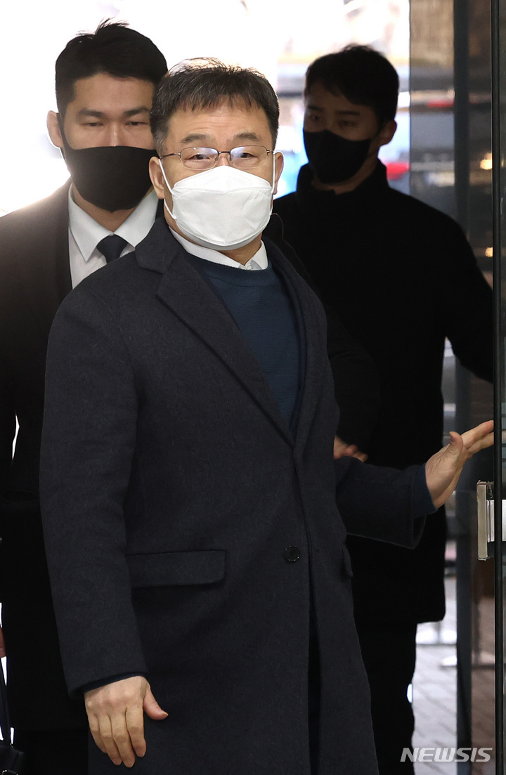 [서울=뉴시스] 최동준 기자 = 화천대유 대주주 김만배씨가 지난해 11월30일 서울 서초구 서울중앙지법에서 열린 대장동 사건 관련 공판에 출석하고 있다. (공동취재사진) 2022.11.30. photocdj@newsis.com