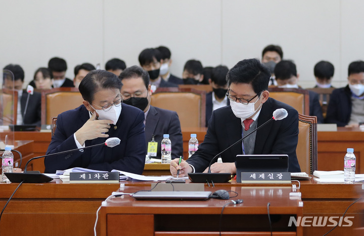 [서울=뉴시스] 전진환 기자 = 기획재정부 방기선 1차관과 고광효 세제실장이 지난 29일 오전 서울 여의도 국회 기재위 회의실에서 열릴 예정인 기획재정위원회 조세소위원회에 출석해 자료를 보며 대화하고 있다. 2022.11.30. amin2@newsis.com