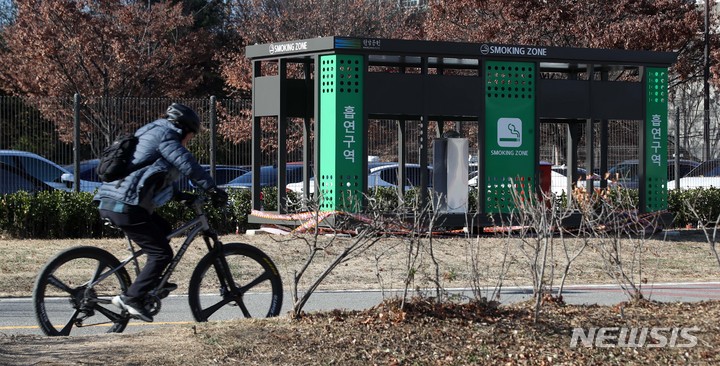 [서울=뉴시스] 김선웅 기자 = 서울 여의도한강공원 흡연부스 모습. 2022.11.30. mangusta@newsis.com