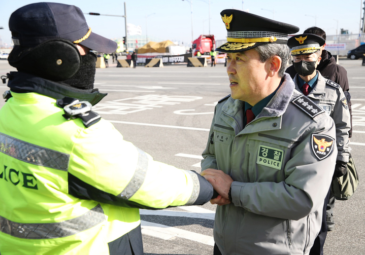 [서울=뉴시스] 윤희근 경찰청장이 30일 인천 연수구 인천 신항을 방문해 현장 근무 경찰을 격려하고 있다. (사진=경찰청 제공) 2022.11.30. photo@newsis.com *재판매 및 DB 금지