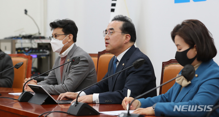 [서울=뉴시스] 전진환 기자 = 박홍근 더불어민주당 원내대표가 30일 오후 서울 여의도 국회에서 열린 기자간담회에서 발언하고 있다. 2022.11.30. amin2@newsis.com