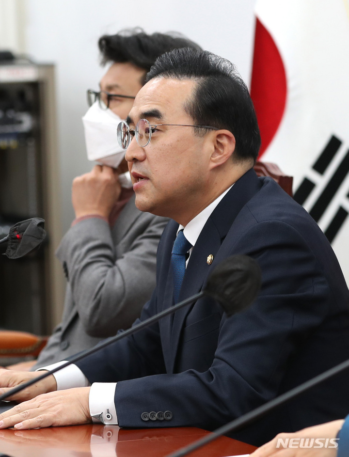 [서울=뉴시스] 전진환 기자 = 박홍근 더불어민주당 원내대표가 30일 오후 서울 여의도 국회에서 열린 기자간담회에서 발언하고 있다. 2022.11.30. amin2@newsis.com