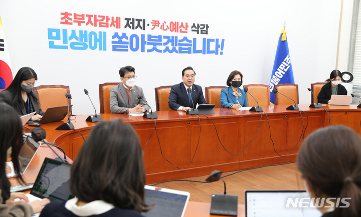 [서울=뉴시스] 전진환 기자 = 박홍근 더불어민주당 원내대표가 30일 오후 서울 여의도 국회에서 열린 기자간담회에서 발언하고 있다. 2022.11.30. amin2@newsis.com