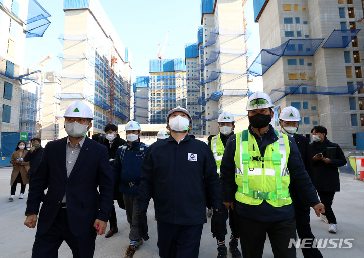 [서울=뉴시스] 이영환 기자 = 원희룡 국토교통부 장관이 30일 오후 서울 강동구 둔촌주공재건축 건설공사 현장을 찾아 화물연대 운송거부 관련 건설자재 공급 차질 현황 등을 점검 하고 있다. 2022.11.30. 20hwan@newsis.com