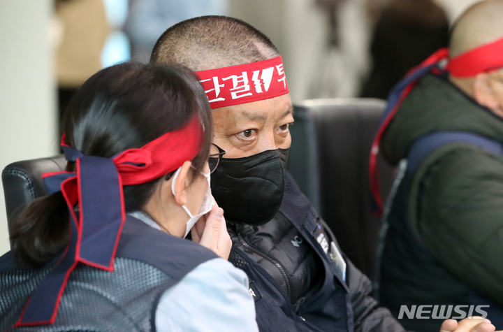 [세종=뉴시스] 강종민 기자 = 30일 2차 교섭을 위해 세종시 정부세종청사를 찾은 김태영 화물연대본부 수석부위원장이 교섭위원과 대화하고 있다. 2022.11.30. ppkjm@newsis.com