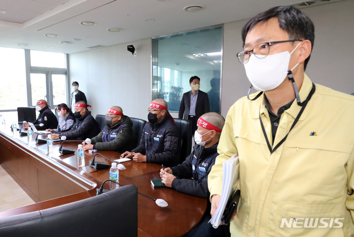 [세종=뉴시스] 강종민 기자 = 구헌상 국토교통부 물류정책관이 30일 2차 교섭을 위해 세종시 정부세종청사에서 회의실에 들어서고 있다. 김태영 화물연대본부 수석부위원장 등은 이미 자리에 착석해 있다. 2022.11.30. ppkjm@newsis.com