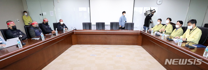 [세종=뉴시스] 강종민 기자 = 구헌상 국토교통부 물류정책관 등 정부 측과 김태영 화물연대본부 수석부위원장 등 화물연대 측이 30일 2차 교섭을 위해 세종시 정부세종청사에서 마주 앉아 있다. 2022.11.30. ppkjm@newsis.com