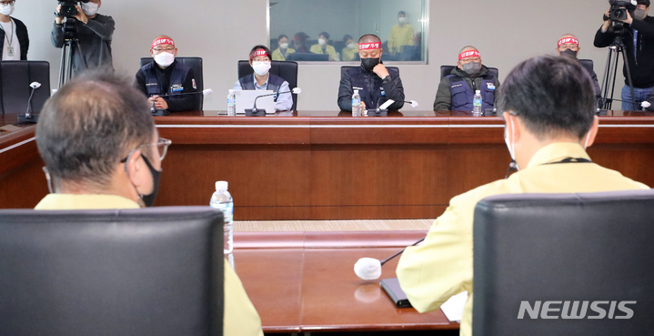 [세종=뉴시스] 강종민 기자 = 구헌상 국토교통부 물류정책관 등 정부 측과 김태영 화물연대본부 수석부위원장 등 화물연대 측이 30일 2차 교섭을 위해 세종시 정부세종청사에서 마주 앉아 있다. 2022.11.30. ppkjm@newsis.com