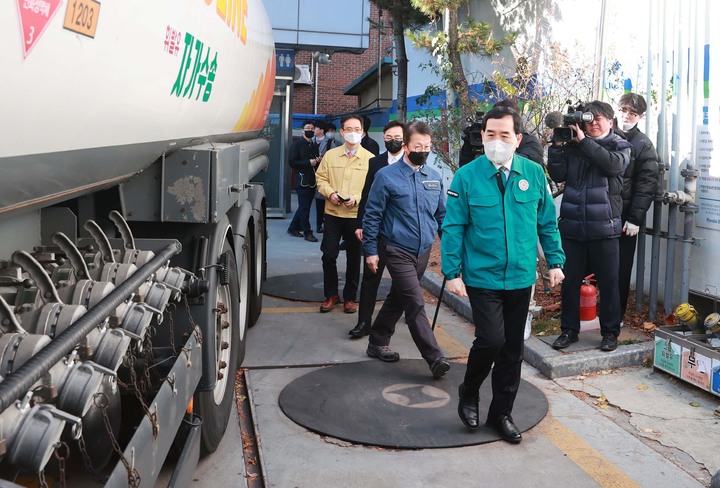 [서울=뉴시스] 이창양 산업통상자원부 장관이 30일 서울 동작구 이수역 인근 휘발유 품절 주유소를 방문해 화물연대 집단 운송거부로 인한 석유제품 유통 차질 등 애로사항을 점검하고 있다. (사진=산업통상자원부 제공) 2022.11.30. photo@newsis.com *재판매 및 DB 금지