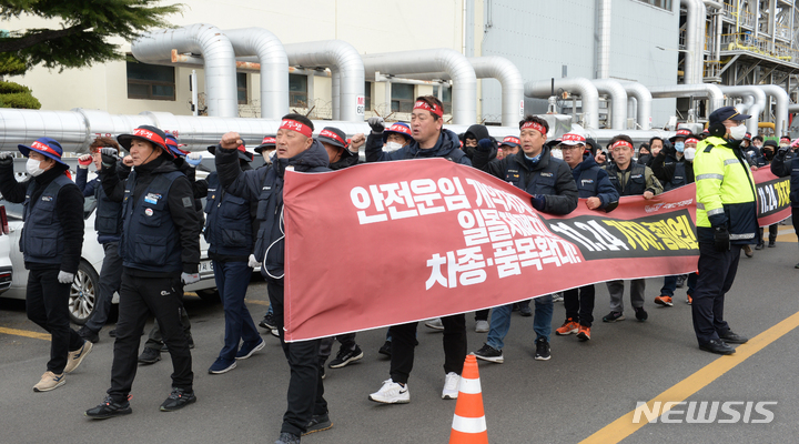 [울산=뉴시스] 배병수 기자 =  지난달 30일 화물연대 울산본부 조합원들이 남구 석유화학단지 일원에서 거리행진에 나서고 있다. 2022.11.30. bbs@newsis.com