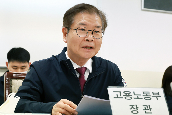 [서울=뉴시스] 이정식 고용노동부 장관이 30일 안산 단원구 대원산업 안산공장 현장에서 직원들과 간담회를 갖고 있다. (사진=고용노동부 제공) 2022.11.30. photo@newsis.com *재판매 및 DB 금지