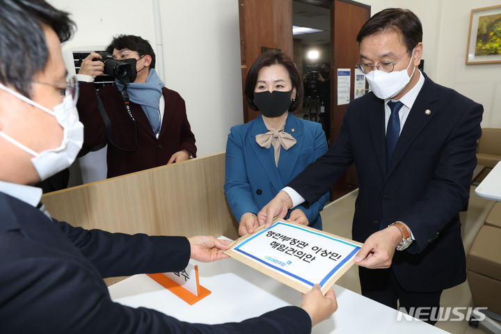 [서울=뉴시스] 고범준 기자 = 위성곤(오른쪽) 더불어민주당 의원과 이수진 의원이 30일 오후 서울 여의도 국회 의안과에 이상민 행정안전부 장관 해임건의안을 제출하고 있다. (공동취재사진) 2022.11.30. photo@newsis.com