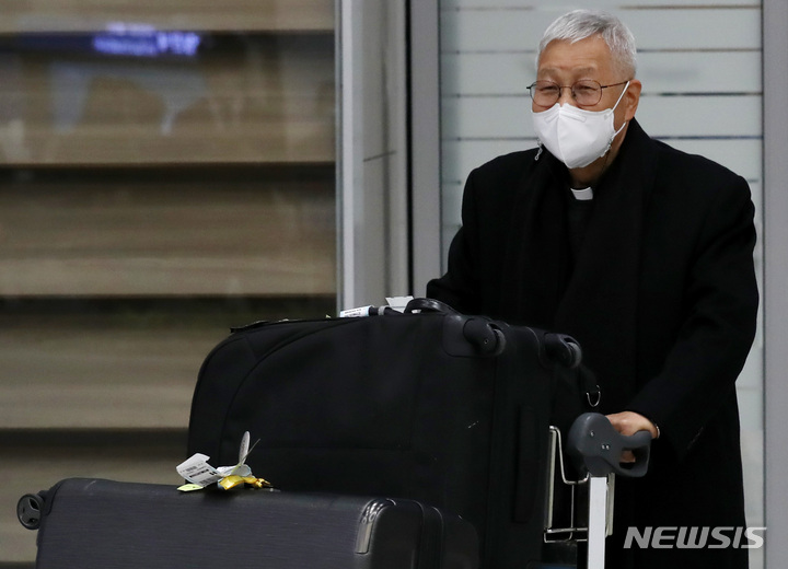 [인천공항=뉴시스] 이영환 기자 = 교황청 성직자부 장관인 유흥식 라자로 추기경이 30일 오후 인천국제공항 제2여객터미널을 통해 귀국하고 있다. 2022.11.30. 20hwan@newsis.com