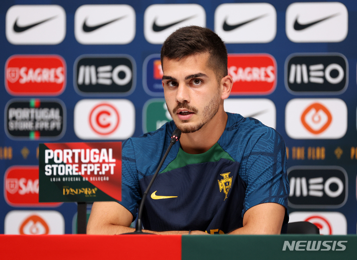 [알샤하니야(카타르)=뉴시스] 조성우 기자 = 포르투갈 축구대표팀 안드레 실바가 30일(현지시간) 오후 카타르 알 샤하니야 스포츠클럽 트레이닝센터에서 인터뷰를 진행하고 있다. 2022.11.30. xconfind@newsis.com