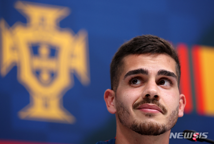 [알샤하니야(카타르)=뉴시스] 조성우 기자 = 포르투갈 축구대표팀 안드레 실바가 30일(현지시간) 오후 카타르 알 샤하니야 스포츠클럽 트레이닝센터에서 인터뷰를 진행하고 있다. 2022.11.30. xconfind@newsis.com