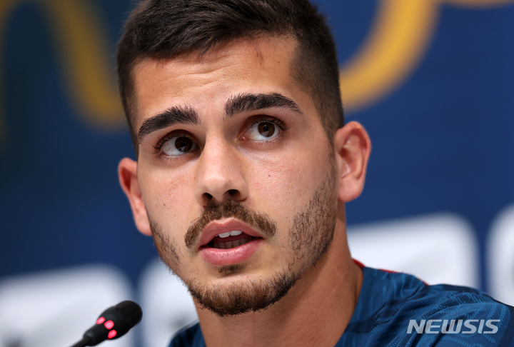 [알샤하니야(카타르)=뉴시스] 조성우 기자 = 포르투갈 축구대표팀 안드레 실바가 30일(현지시간) 오후 카타르 알 샤하니야 스포츠클럽 트레이닝센터에서 인터뷰를 진행하고 있다. 2022.11.30. xconfind@newsis.com