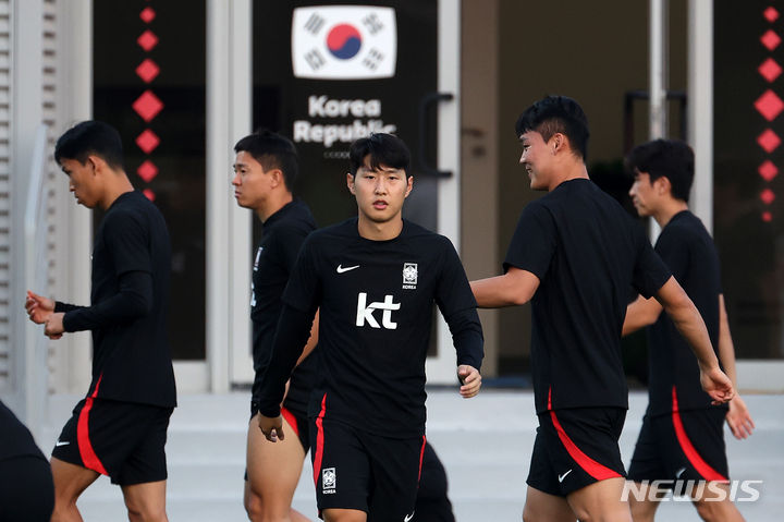 [도하(카타르)=뉴시스] 백동현 기자 = 이강인을 비롯한 대한민국 축구대표팀 선수들이 30일(현지시간) 오후 카타르 도하 알 에글라 트레이닝센터에서 훈련을 준비하고 있다. 2022.11.30. livertrent@newsis.com