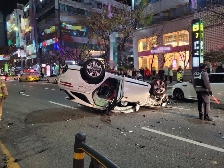 [부산=뉴시스] 30일 오후 부산 해운대구의 한 도로를 달리던 SUV 차량이 승용차와 택시를 잇달아 추돌했다. (사진=부산경찰청 제공) *재판매 및 DB 금지