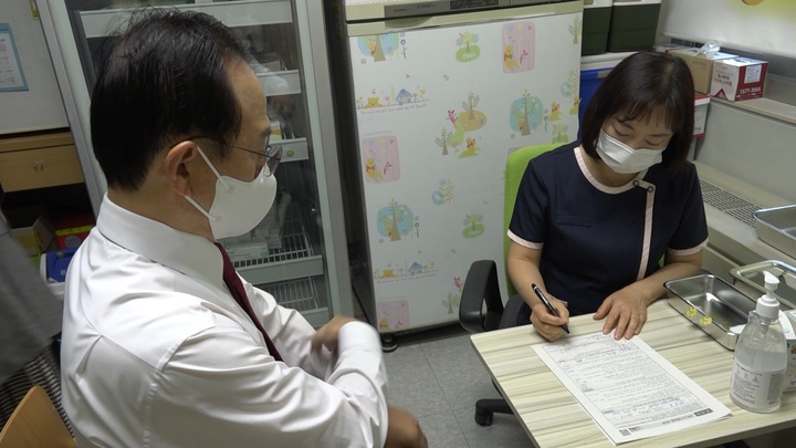 지난 30일 박상돈 천안시장이 서북구보건소 예방접종실에서 동절기 코로나19 추가접종을 받고 있다. (사진= 천안시 제공) 2022.12.01. photo@newsis.com&nbsp; *재판매 및 DB 금지