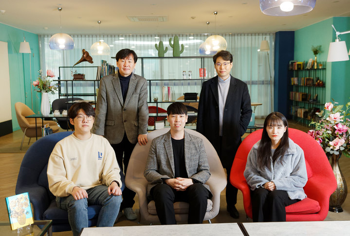 [울산=뉴시스] 구미현 기자 = UNIST 연구진. 전기전자공학과의 김재준 교수, 신세운 교수, 정연우 연구원, 이승주 연구원, 김현중 연구원(왼쪽 뒷줄부터 시계방향으로) 2022.12.01. (사진=UNIST 제공) photo@newsis.com *재판매 및 DB 금지