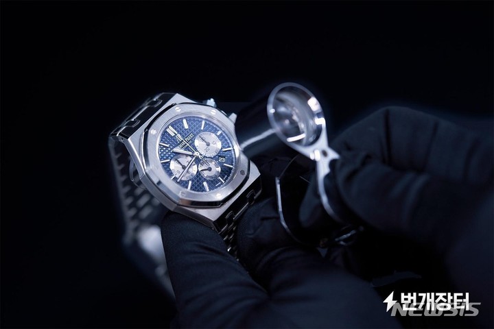 [서울=뉴시스] 번개장터 정품 검수 모습. (사진=번개장터 제공) 2022.12.01. photo@newsis.com