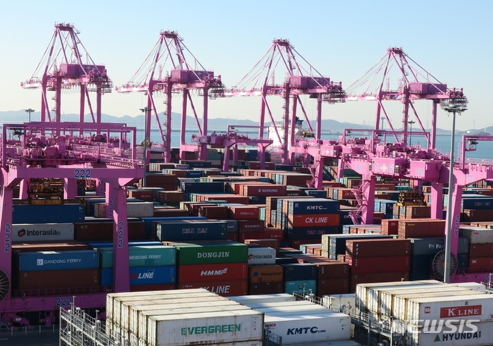 [인천=뉴시스] 김동영 기자 = 1일 오전 인천 연수구 인천 신항 컨테이너 터미널에 컨테이너가 쌓여있다. 2022.12.01. dy0121@newsis.com 