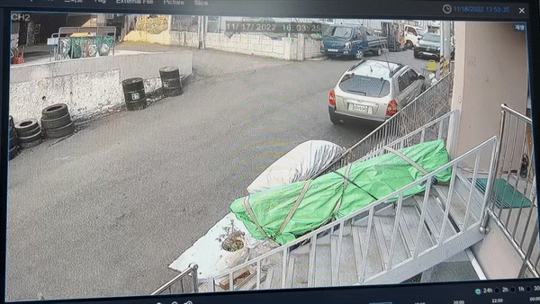 벤츠 승용차의 타이어가 운행 중 빠졌다. *재판매 및 DB 금지