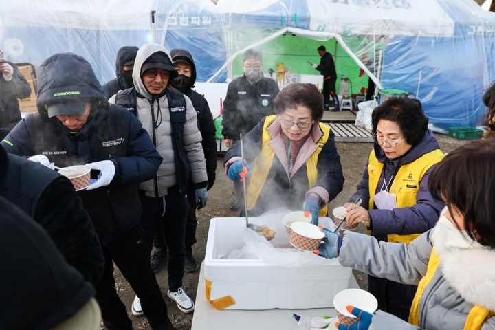 한파속 대치중인 경찰, 화물연대 녹인 사랑의 간식