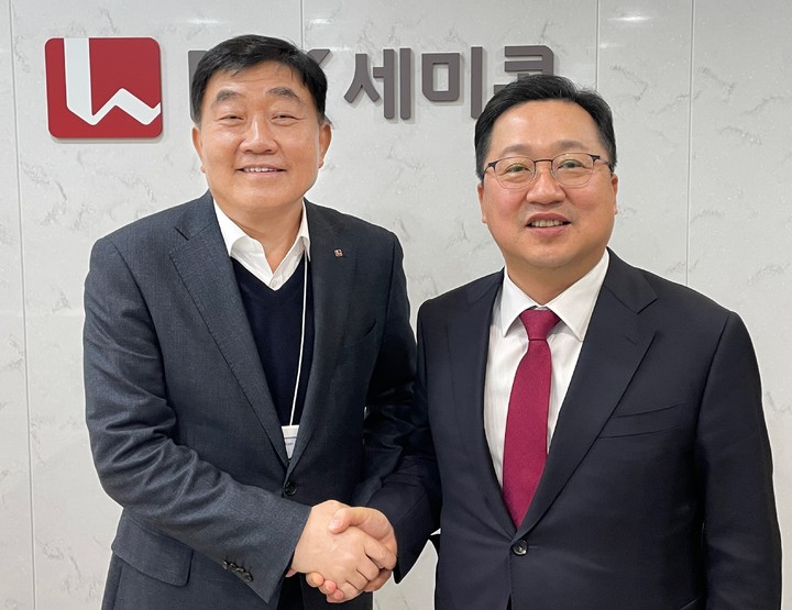 [대전=뉴시스]조명휘 기자 = 이장우(오른쪽) 대전시장이 1일 반도체 설계전문 기업인 LX세미콘 서울 강남캠퍼스를 방문해 손보익 대표이사와 나노반도체산업 육성을 위한 전략적 협업을 논의한 뒤 기념사진을 찍고 있다. (사진= 대전시 제공) 2022.12.01. photo@newsis.com *재판매 및 DB 금지