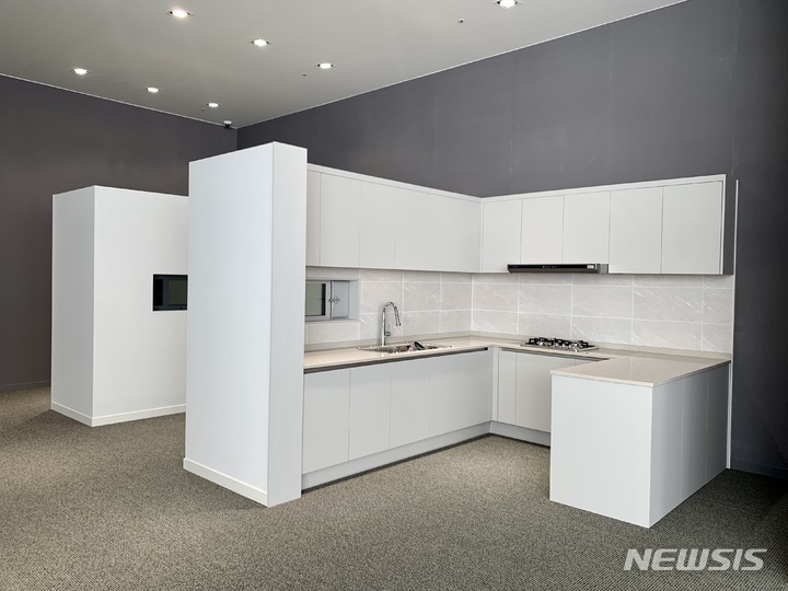 [서울=뉴시스] 1일 서울 강동구 올림픽파크 포레온(둔촌주공 재건축 단지) 견본주택에 설치된 전용면적 84㎡ 주방 모형. 2022.12.01. 