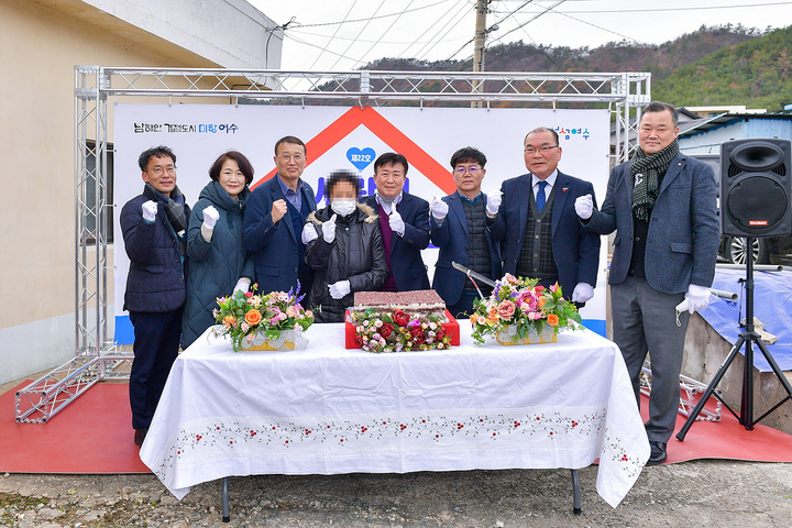 여수시와 롯데케미칼이 지체장애 독거노인을 위해 희망하우스 22호를 준공하고 현판식을 하고 있다. 여수시 제공 *재판매 및 DB 금지