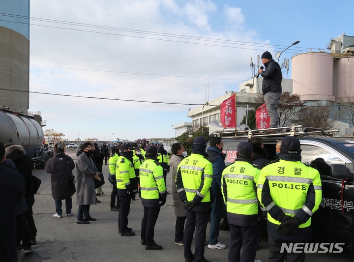 [인천=뉴시스] 김동영 기자 = 1일 오후 인천 중구 삼표시멘트 인천사업소에서 화물연대 노조원이 경찰들과 대치하고 있다. 2022.12.01. dy0121@newsis.com 