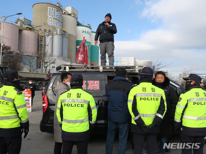 [인천=뉴시스] 김동영 기자 = 1일 오후 인천 중구 삼표시멘트 인천사업소에서 화물연대 노조원이 경찰들과 대치하고 있다. 2022.12.01. dy0121@newsis.com 