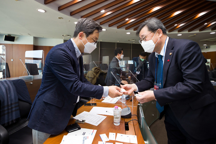 [서울=뉴시스] 박윤규 과학기술정보통신부 제2차관이 1일 오전 서울 중구 서울중앙우체국에서 열린 '2023 디지털 정책자문 간담회' 에 참석해 기조강연자인 최성현 삼성전자 부사장과 인사를 나누고 있다. (사진=과기정통부 제공) 2022.12.1 *재판매 및 DB 금지