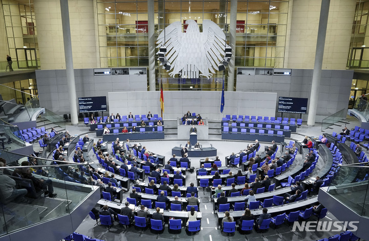 [베를린=AP/뉴시스] 독일 하원이 30일(현지기간) 베를린 독일 의회에서 1930년대 우크라이나 대기근 '홀로도모르'를 제노사이드로 인정하는 결의안을 채택하고 있다. 홀로도모르는 1930년대 이오시프 스탈린 치하의 우크라이나에서 250만~350만 명이 아사한 사건이다. 2022.12.01.
