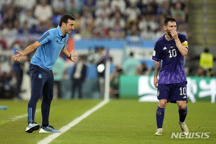 [도하(카타르)=AP/뉴시스]리오넬 스칼로니(왼쪽) 아르헨티나 축구대표팀 감독. 2022.12.01.