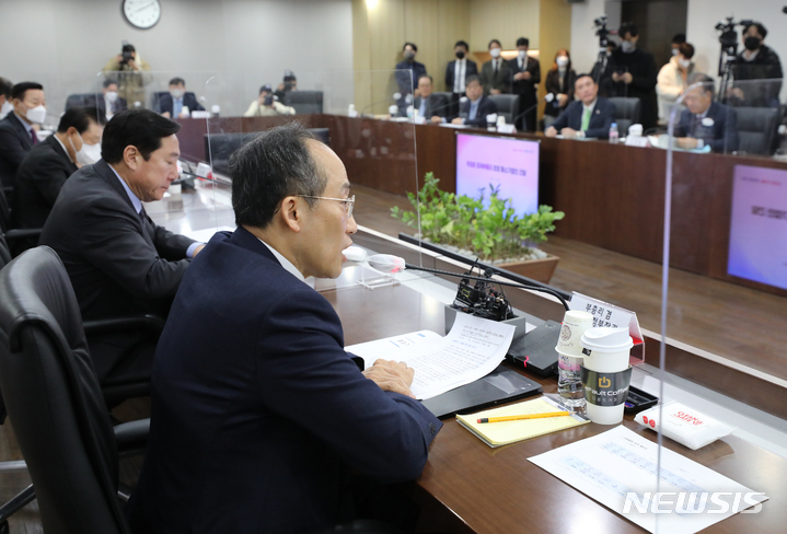 [서울=뉴시스] 김금보 기자 = 추경호 경제부총리 겸 기획재정부 장관이 1일 오전 서울 여의도 중소기업중앙회에서 열린 '중소기업인과의 대화' 간담회에서 모두발언 하고 있다. 2022.12.01. kgb@newsis.com