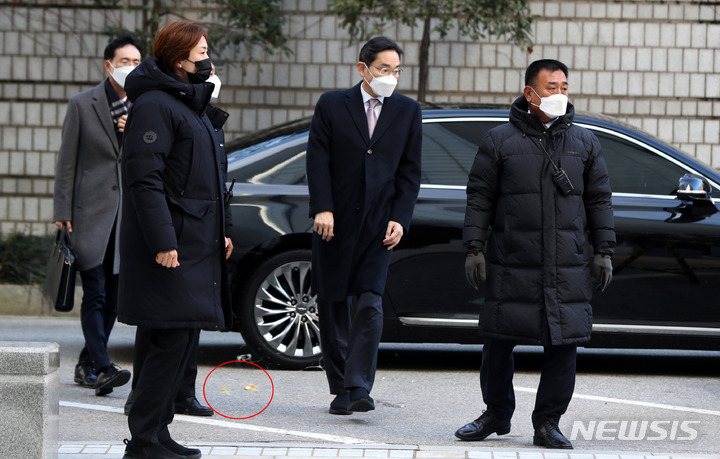 [서울=뉴시스] 추상철 기자 = 이재용 삼성전자 회장이 1일 오전 서울 서초구 서울중앙지방법원에서 '삼성 부당합병 의혹'과 관련 79차 공판에 출석하던 중 시민이 던진 계란을 피하고 있다. 2022.12.01. scchoo@newsis.com