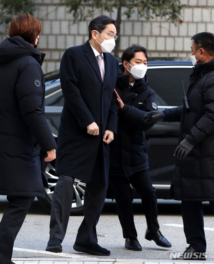 [서울=뉴시스] 추상철 기자 = 이재용 삼성전자 회장이 1일 오전 서울 서초구 서울중앙지방법원에서 '삼성 부당합병 의혹'과 관련 79차 공판에 출석하던 중 계란 던진 시민을 바라보고 있다. 2022.12.01. scchoo@newsis.com