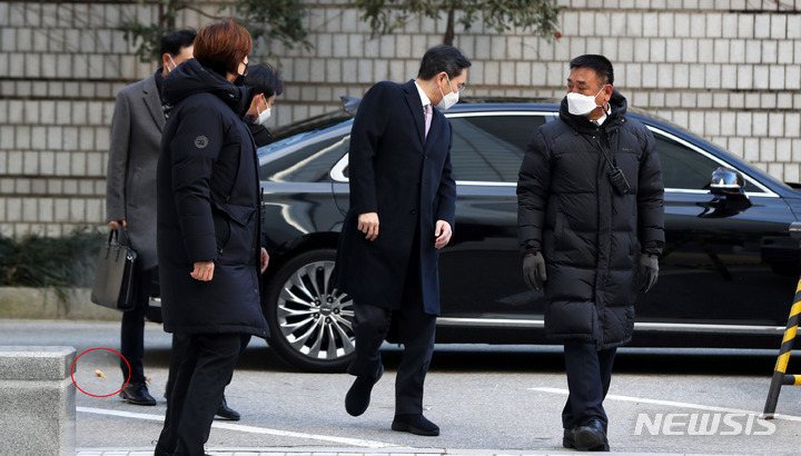 [서울=뉴시스] 추상철 기자 = 이재용 삼성전자 회장이 1일 오전 서울 서초구 서울중앙지방법원에서 '삼성 부당합병 의혹'과 관련 79차 공판에 출석하던 중 시민이 던진 계란을 피하고 있다. 2022.12.01. scchoo@newsis.com