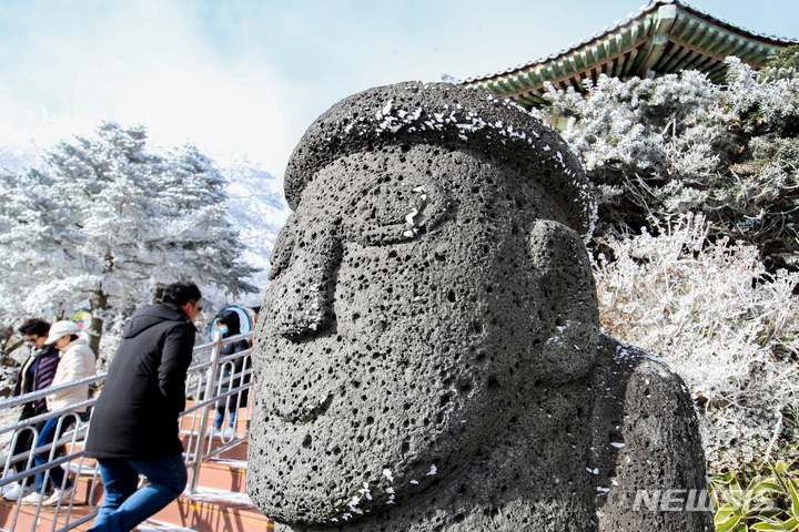 [제주=뉴시스] 우장호 기자 = 제주 한라산 1100고지에 서 있는 돌하르방에도 얼음꽃으로 불리는 '상고대'가 피어나 시선을 끌고 있다. 뉴시스DB woo1223@newsis.com