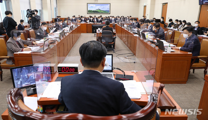 [서울=뉴시스] 전진환 기자 = 전해철 위원장이 1일 오전 서울 여의도 국회에서 열린 환경노동위원회 전체회의에서 대기환경보전법 일부개정법률안 대안을 가결하고 있다. 2022.12.01. amin2@newsis.com