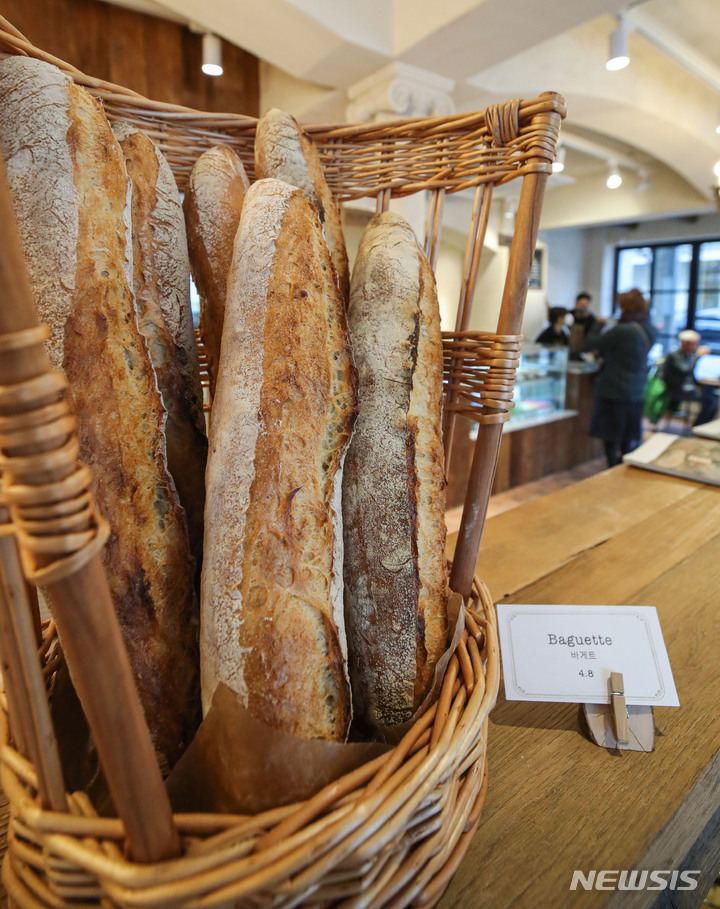 [서울=뉴시스] 아침 식사로 바게트나 소금빵 등 정제 탄수화물을 먹는 습관이 피부에 좋지 않다는 연구 결과가 발표됐다.