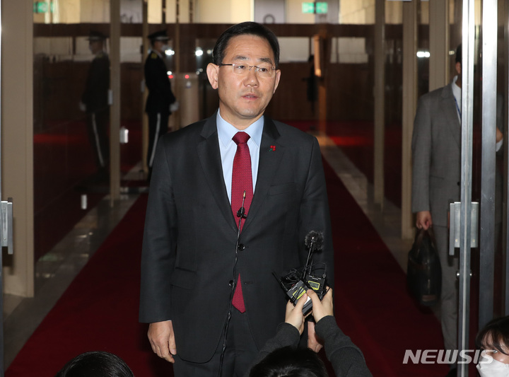 [서울=뉴시스] 전진환 기자 = 주호영 국민의힘 원내대표가 지난 1일 오전 서울 여의도 국회의장실에서 박홍근 더불어민주당 원내대표와의 회동을 마치고 나와 회동 내용을 설명하고 있다. 2022.12.01. amin2@newsis.com