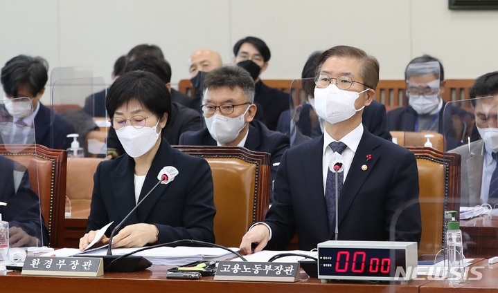 [서울=뉴시스] 전진환 기자 = 이정식(오른쪽) 고용노동부장관과 한화진 환경부장관이 1일 오전 서울 여의도 국회에서 열린 환경노동위원회 전체회의에 출석해 자리하고 있다. 2022.12.01. amin2@newsis.com