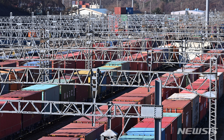 [의왕=뉴시스] 김종택 기자 = 지난해 12월1일 경기도 의왕시 오봉역에 화물열차가 줄지어 정차해 있다. 2023.03.31. jtk@newsis.com