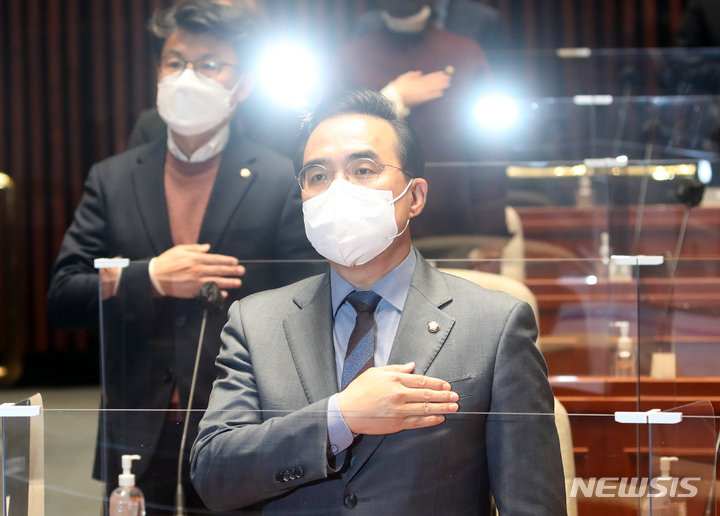 [서울=뉴시스] 고범준 기자 = 박홍근 더불어민주당 원내대표가 지난 1일 오후 서울 여의도 국회 본관 예결위회의장에서 열린 의원총회에서 국민의례를 하고 있다. 2022.12.01. bjko@newsis.com