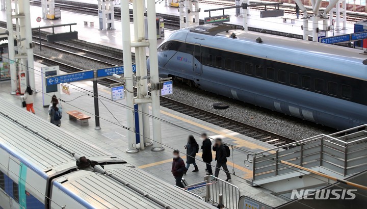 [서울=뉴시스] 김선웅 기자 = 철도노조의 총파업 예고일을 하루 앞둔 1일 서울역 승강장에서 승객들이 탑승할 열차로 이동하고 있다. 2022.12.01. mangusta@newsis.com